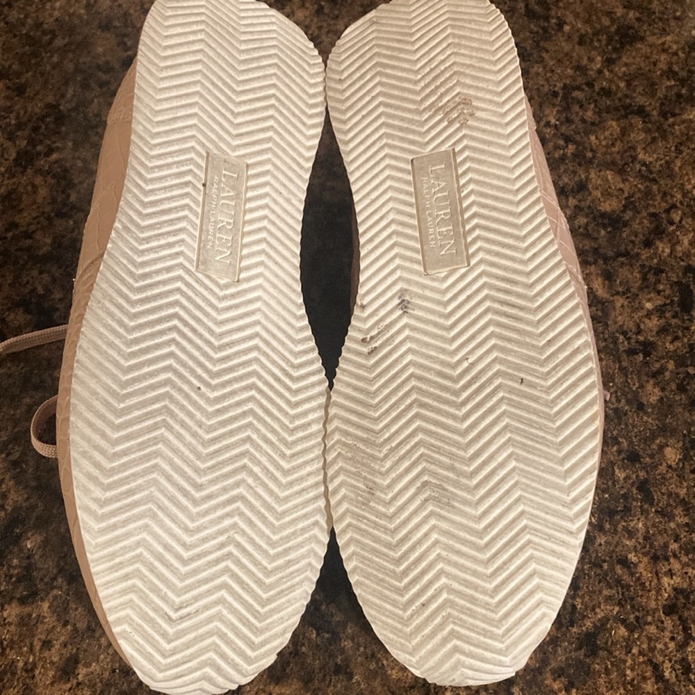 Women's shoes. - Picture 9 of 12